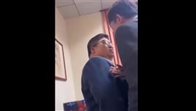 民眾黨立委黃國昌大聲對著民進黨立委蔡易餘咆哮。（圖／翻攝自林俊憲臉書）