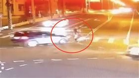 彰化阿公抱孫過馬路遭撞飛！跪地猛爬救娃