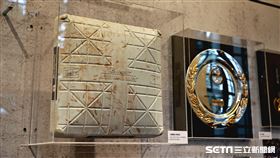 ▲世界棒球12強賽冠軍之路特展，展示12強賽冠軍戰三壘壘包。（圖／記者劉彥池攝影）