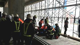 台北大學鷹架倒塌。（圖／翻攝畫面）