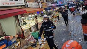 現場一片狼籍，東西掉了一地，慘不忍睹。（圖／翻攝自X）