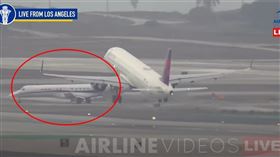 兩台客機在視覺上已明顯交會，實際上也差點攔腰撞上。（圖／翻攝自AIRLINE VIDEOS YT）