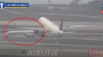 險又空難！客機起飛...另一台「攔腰衝」