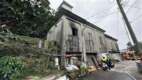 新北市瑞芳區籠山路上一間平房今天（31日）下午1時許發生火警，警消人員獲報到場搜救，發現一名梁姓女子（48歲）受困在屋內，梁女被救出時已無呼吸心跳，經送醫急救仍不治。