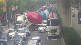 台中水泥車「逆向迴轉」撞車　現場慘況曝