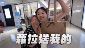 蘿拉送二伯的精品包。（圖／翻攝自Youtube頻道／蔡阿嘎Life）