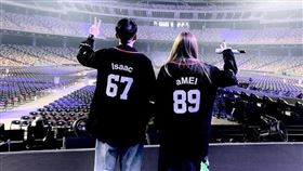 張惠妹（右）和經紀人陳鎮川在大巨蛋舞台上合照。