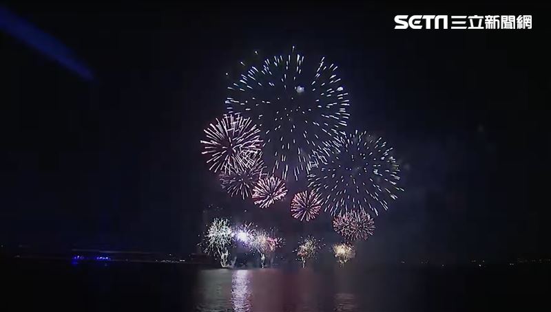 圖輯／全台首場！新北1314跨河煙火一次看