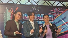 宇宙人方Q（貝斯手）（左起）、小玉（主唱兼鍵盤手）、阿奎（吉他手）唱跨年（圖／記者鍾智凱攝）