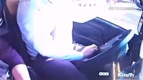 路考「單手開車」被扣32分　考生與主考官爭論大吵