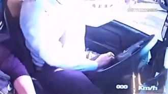 路考單手開車被扣32分　考生火大槓主考官