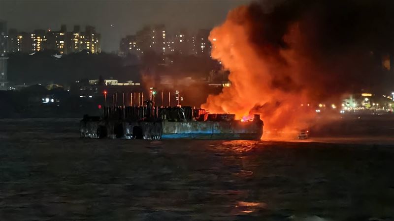 新／1314煙火釀火燒船？　廠商：正常現象
