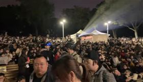 CNN也關注！大安森林公園「邊哭邊跨年」破千人　楊貴媚到場陪哭（圖／翻攝自楊貴媚臉書）