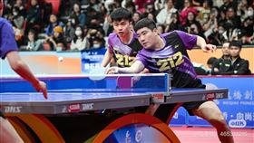 ▲林昀儒、梁靖崑代表山東魏橋男團，搶下乒乓球俱樂部超級聯賽總決賽4強首點。（圖／翻攝自向尚運動 小紅書）