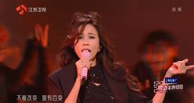 莫文蔚時隔12年，再度出現登上江蘇衛視跨年舞台。(圖/翻攝江蘇衛視)