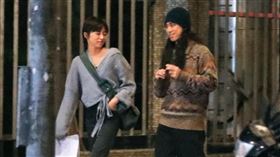 12/25 23：17，王瞳（左）和長髮男（右）一路有說有笑，看得出來關係不錯。