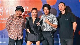 綽號捲毛的長髮男（右1），近期和艾怡良（左2）合作耶誕晚會演出。（翻攝自ddkskb0323 IG）