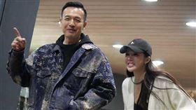 女方轉過頭，是女團G.O.F成員之絃（Dolly），長相甜美身材姣好。（圖／本刊攝影組）