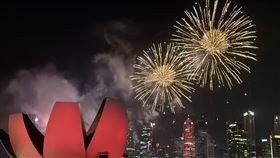 新加坡濱海灣煙火秀 跨年夜登場迎接2025年，新加坡跨年煙火秀吸睛，濱海灣一帶吸引遊客佇足。中央社記者吳昇鴻新加坡攝 114年1月1日