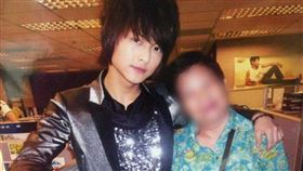 王子多年前曾在社群分享與奶奶的合照，如今奶奶不在人間但他仍充滿無盡的思念與感謝。（圖／翻攝自王子臉書）