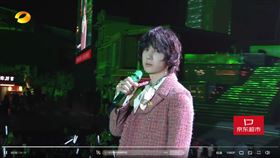 王一博升到高空約50米（約9~16層樓）演唱。（圖／翻攝自微博）