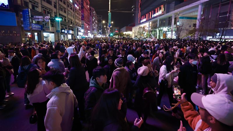 逾22萬人101煙火中迎2025 北捷運量創新高