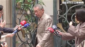 ▲柯文哲元旦一早離開家門，面對媒體詢問沒有回應