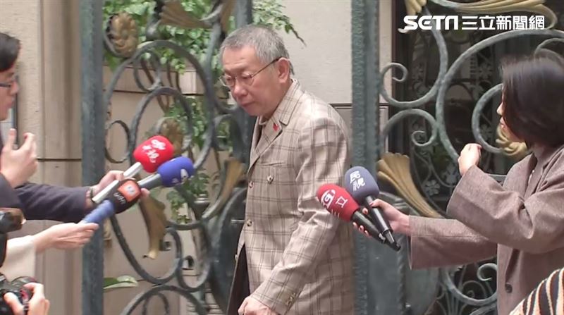 元旦一早現身！柯文哲8時出門胸前別國旗