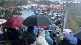 阿里山下雨霧氣重無緣日出，現場反而湧現傘海。（圖／翻攝畫面）