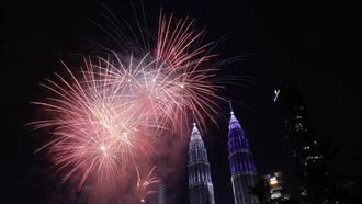 大馬迎接2025　吉隆坡跨年煙火秀綻放夜空