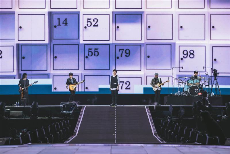 五月天今晚演出除了低溫更下起大雨，台下歌迷們冒雨觀看，團員們也全身濕透。（圖／相信音樂提供）