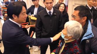 人潮爆滿！賴蕭合體發春聯　還有限定乖乖