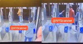 ▲美國一名男子在月台邊滑手機候車，卻突然遭陌生人推下鐵軌。（圖／翻攝自X／@MarioNawfal）

