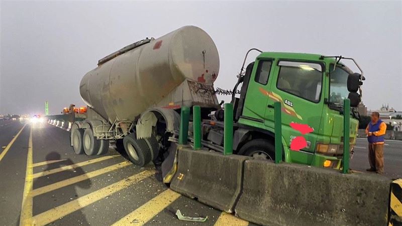 國道1聯結車自撞護欄！釀1車翻覆1車爆胎
