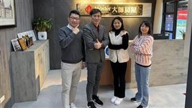 小應應蔚民（左2）宣布轉戰房仲業。（圖／翻攝臉書）