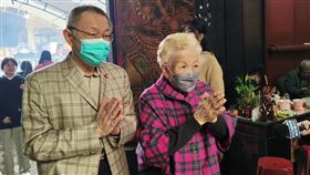 民眾黨主席柯文哲涉貪以7千萬獲交保後，今天（1日）上午再度赴新竹台大醫院探視病父，離開醫院後與柯媽到新竹城隍廟拜拜，祈求平安。期間有支持民眾對柯高喊「加油！阿伯加油！」。