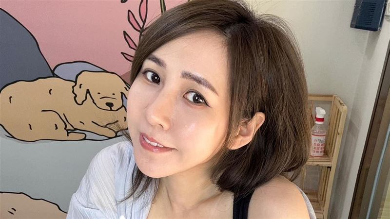 鄉民女神元旦脫了　上身全裸大尺度畫面曝