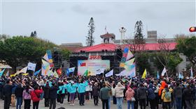 澎湖114年元旦升旗典禮（2）澎湖各界114年元旦升旗典禮暨慢跑活動，1日上午在縣府廣場舉辦，計有縣內各機關、團體、學校、社區民眾到場參與，場面歷年最大。中央社  114年1月1日