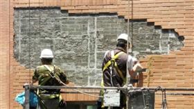未修繕大樓磁磚  北市可依法開罰台北市建築管理工程處指出，大樓磁磚遇到氣溫變化大易剝落，所有權人及管委會未修繕可依違反建築法開罰。圖為工人修繕大樓牆面。（建管處提供）中央社記者劉建邦傳真  114年1月1日