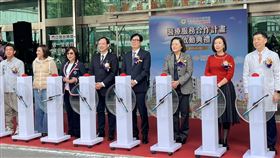 高雄市立大同醫院醫療服務合作計畫啟動典禮高雄市立大同醫院1日舉行「高雄市立大同醫院醫療服務合作計畫」啟動典禮，市長陳其邁（右4）、長庚醫療財團法人董事長王瑞慧（右3）、衛福部次長林靜儀（右2）、大同醫院院長林孟志（右）、健保署長石崇良（右5）等人出席。中央社記者林巧璉攝  114年1月1日
