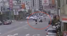 台中2機車對撞！80歲阿公噴飛趴地急送醫