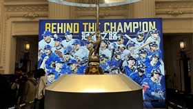 ▲民眾看到冠軍盃本人都顯得非常興奮