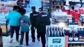 警方帶走監守自盜的員工，光是雞蛋半年就被偷6萬噸。（圖／翻攝紅星新聞）