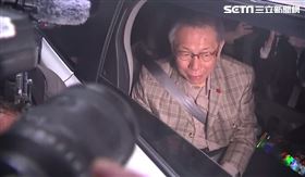 小草在民眾黨中央大樓外苦守柯文哲，見柯的座車離去高喊阿北辛苦了