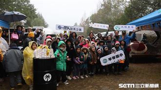 送禮物到台中最遠小學　董事長一句話催淚