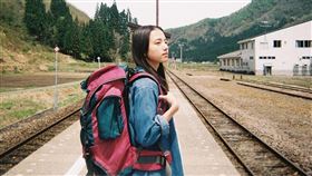 清原果耶在《青春18x2 通往有你的旅程》當背包客。（圖／翻滾吧男孩電影有限公司提供）