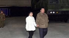金正恩牽緊女兒視察導彈試射。（圖／翻攝自朝中社）