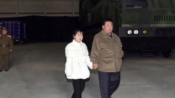 金正恩帶女兒看新年慶典　還收習近平賀卡