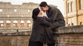 是元介昨在社群平台公開一系列甜蜜合照。（圖／翻攝臉書）