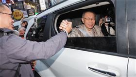 柯文哲請辭黨主席  離開時向支持者致意台灣民眾黨1日在中央黨部舉行擴大中央委員會議，黨主席柯文哲（前右）會中正式請辭主席職務。傍晚5時許，柯文哲步出黨部準備搭車離開，離去前向在外等候的支持者握手致意。中央社記者裴禛攝  114年1月1日